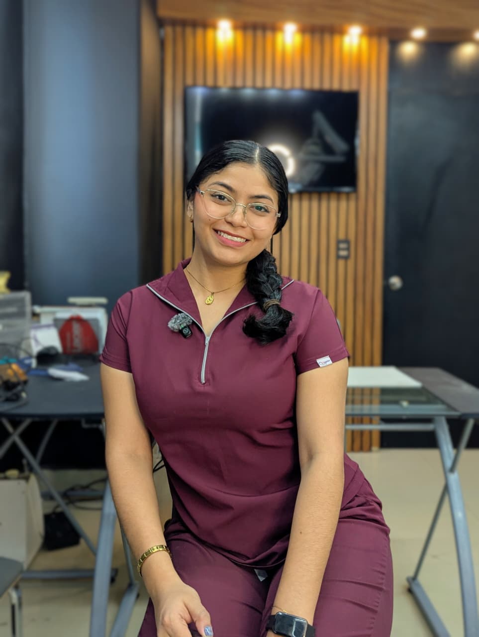 Dra. Jessica Hernández sonriendo en su consultorio