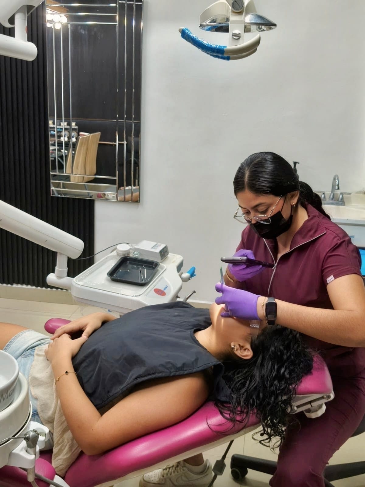 La doctora Jessica Hernández revisando a una paciente en el sillón dental